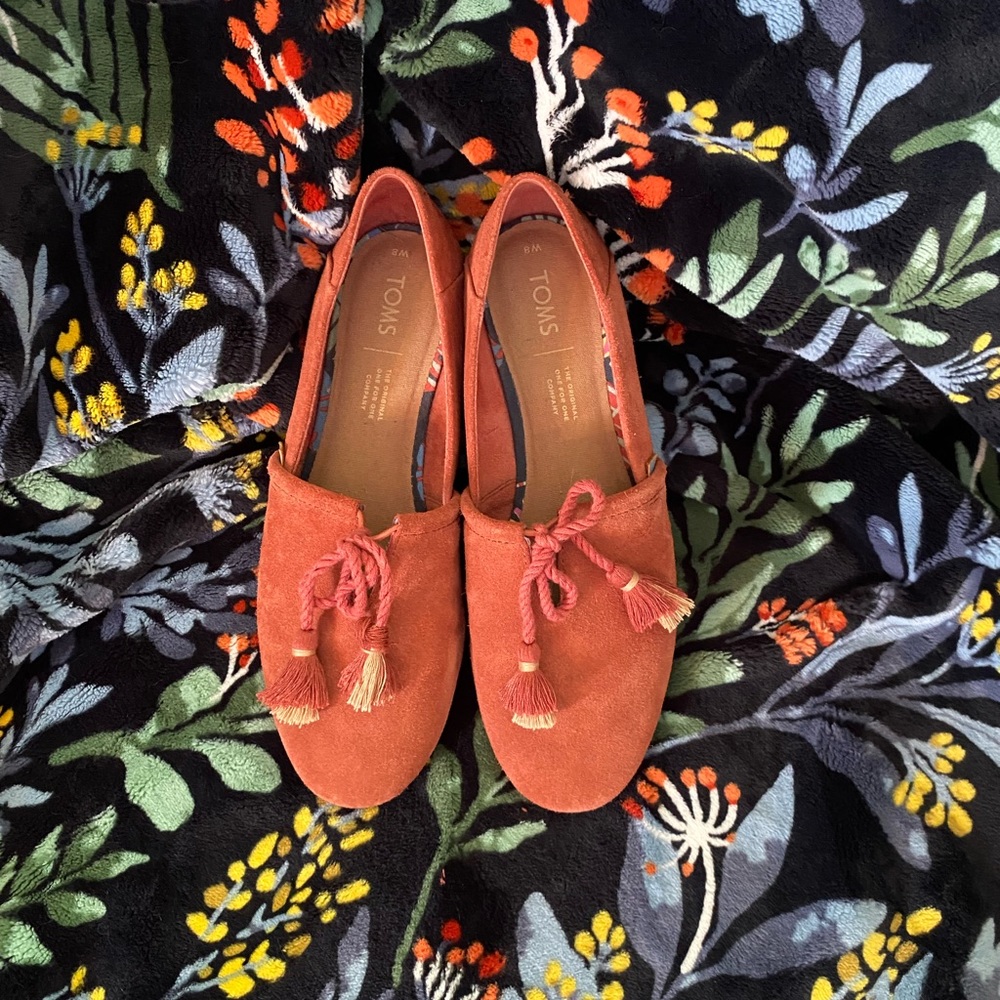 TOMS Burnt Orange (Spice) Kelli Suede Flats EUC